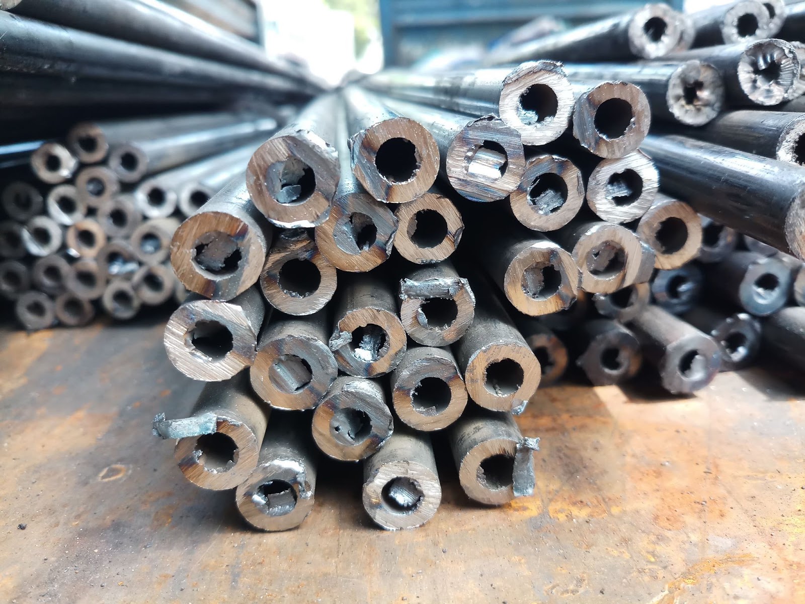 Gia công ống thép có quy trình đơn giản, giá thành rẻ nên được ứng dụng rộng rãi trong sản xuất